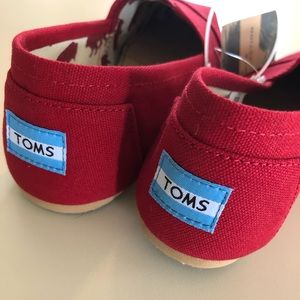 Style: Women’s Classic Red TOMS